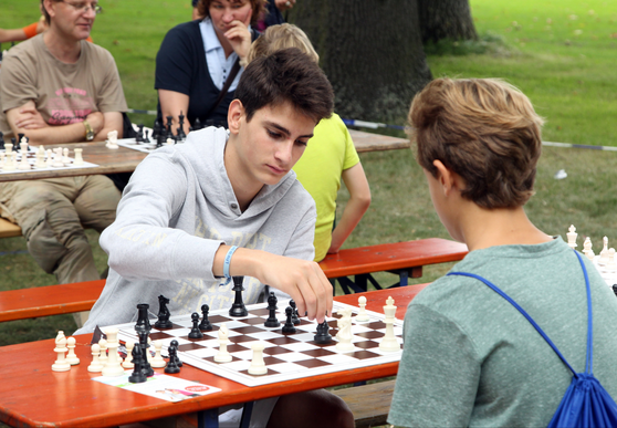 Zwei Jungen spielen gegeneinander Schach.