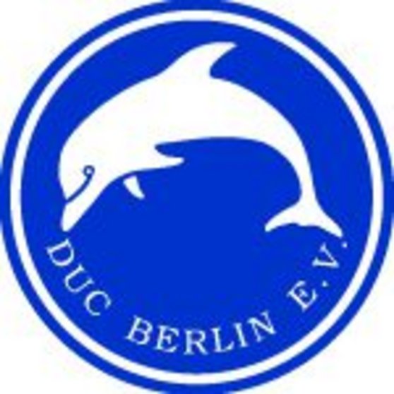 Logo des DUC in blau-weiß mit einem Delfin.
